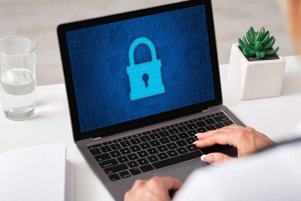 bezpieczeństwo zdalnych pracowników - laptop