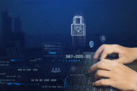 Administrator monitorujący klastry HCI w środowisku Nutanix Prism