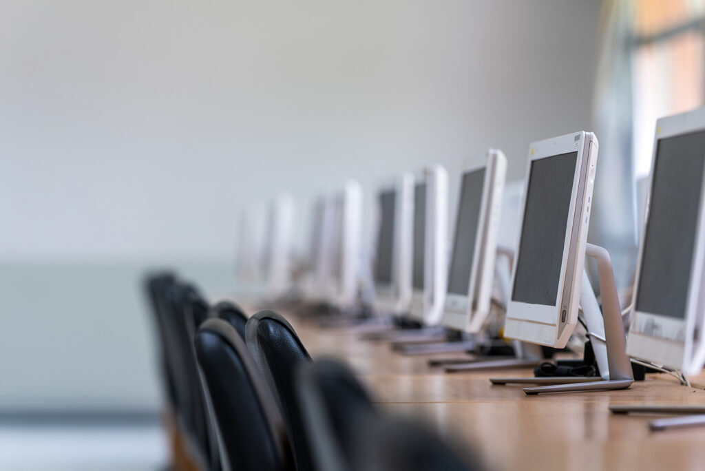 nowoczesne technologie w szkołach, IT dla szkół i uczelni, rozwiązania IT dla edukacji, cyfrowa szkoła / cyfrowa uczelnia, bezpieczeństwo danych w edukacji, wideokonferencje w szkołach, digital signage w szkołach