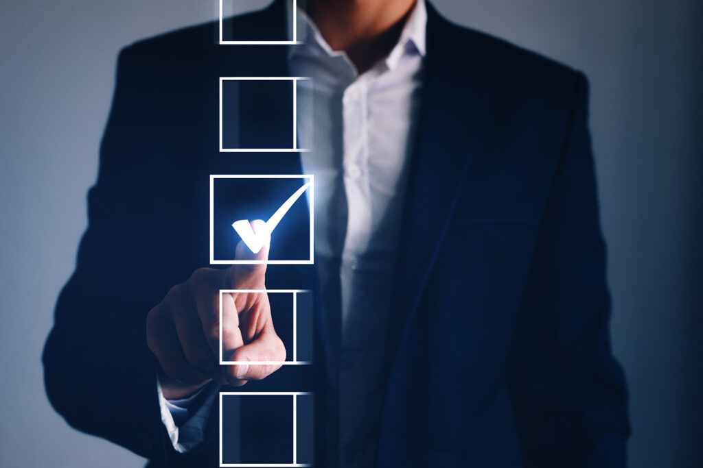 Średnie sale (6–10 osób) – Jabra PanaCast 50 / Room System vs Logitech Rally Bar